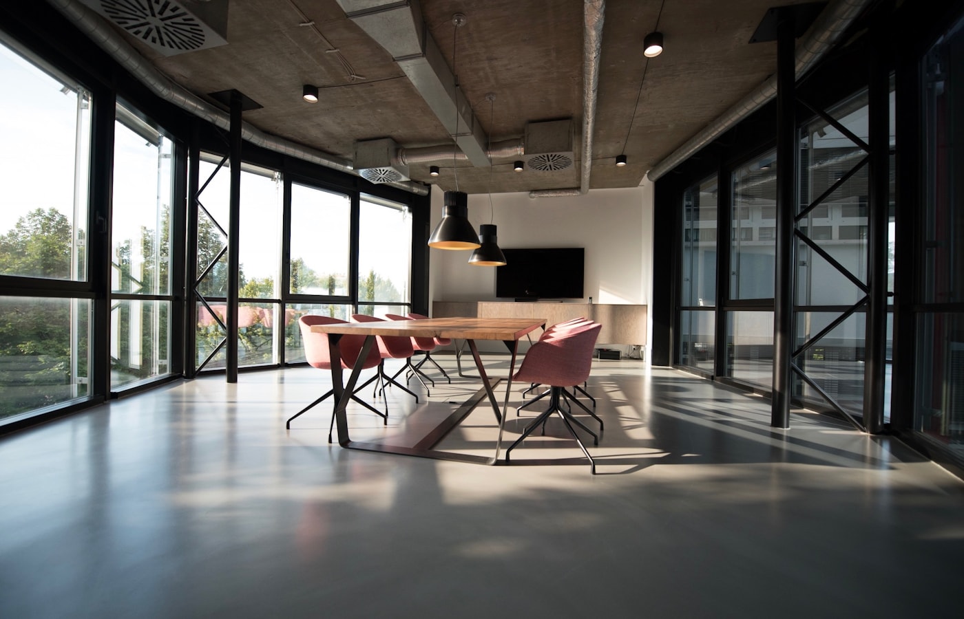 équipe dans un bureau moderne